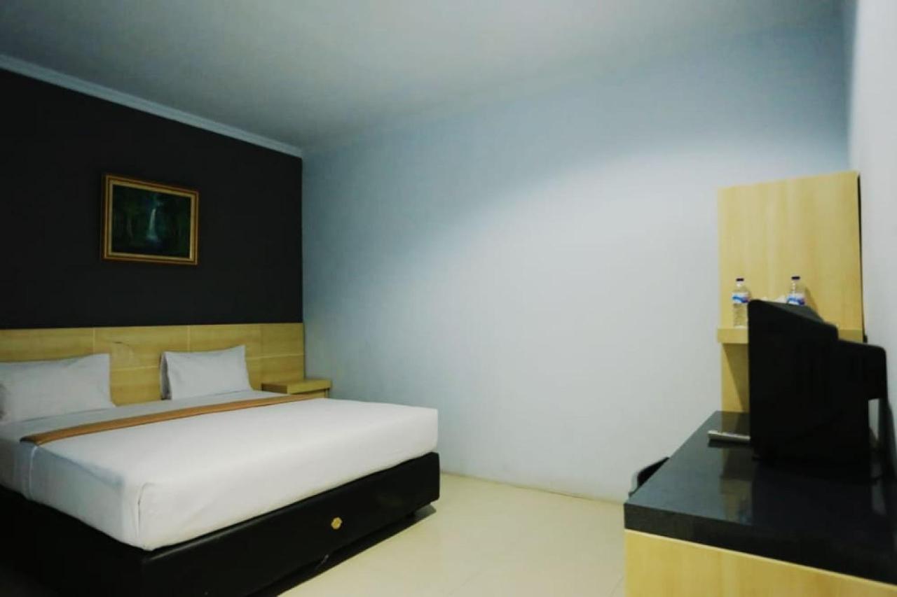 Urbanview Hotel Mulia Indah Palopo 외부 사진