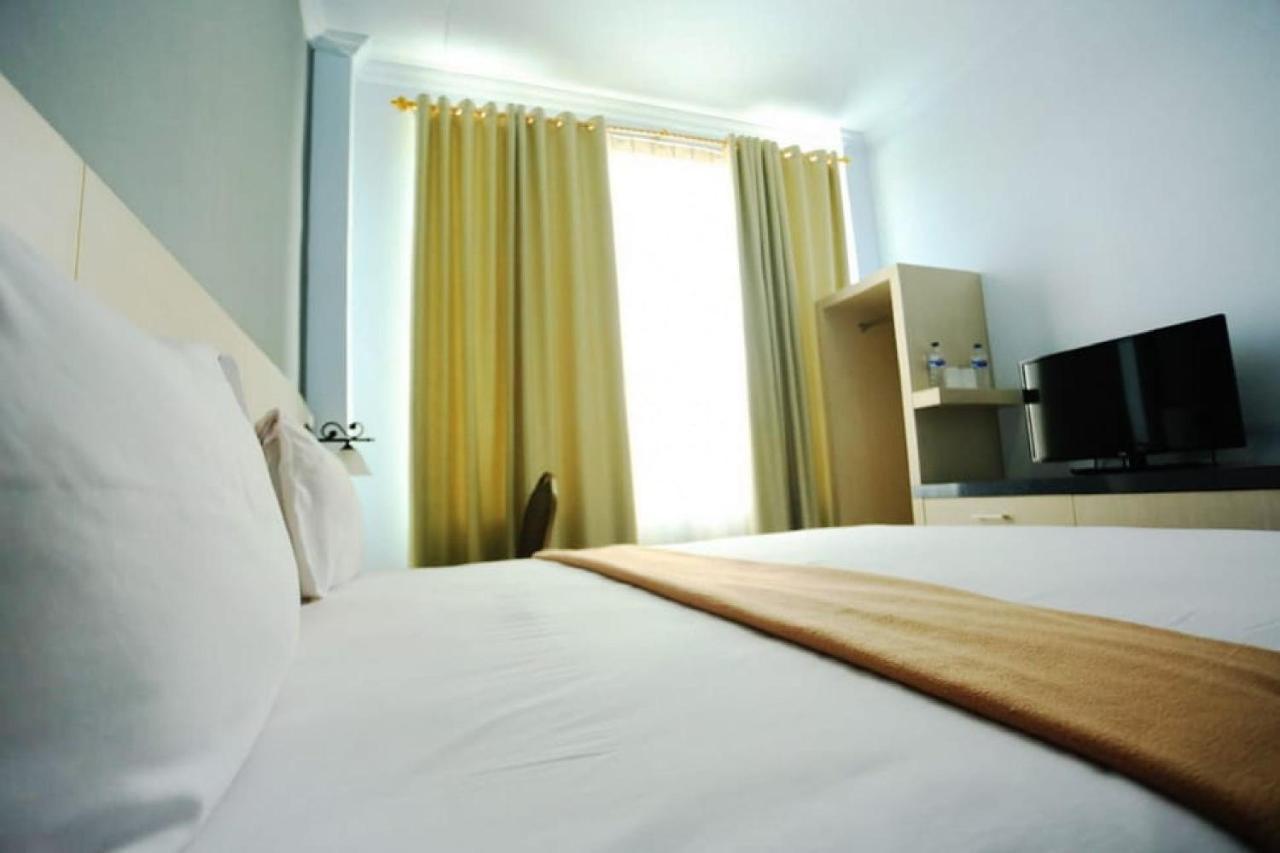 Urbanview Hotel Mulia Indah Palopo 외부 사진