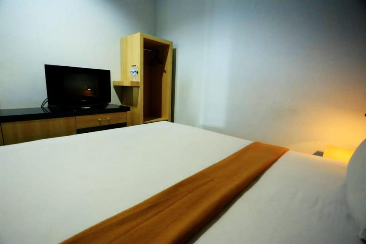 Urbanview Hotel Mulia Indah Palopo 외부 사진
