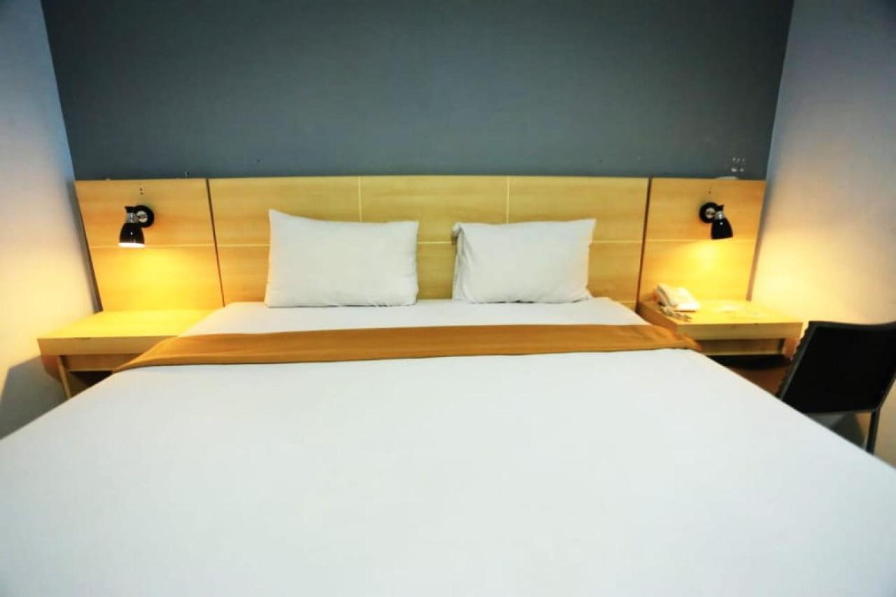 Urbanview Hotel Mulia Indah Palopo 외부 사진