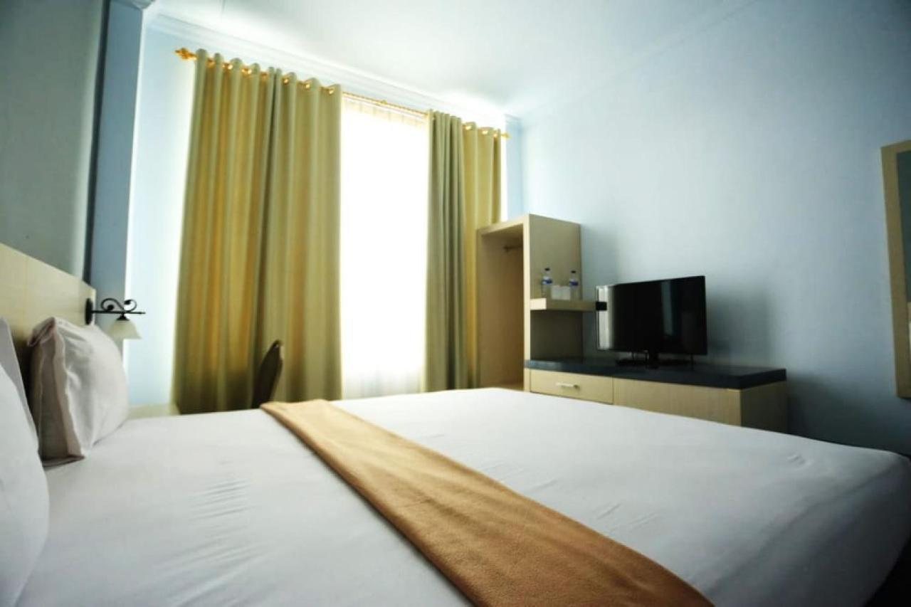 Urbanview Hotel Mulia Indah Palopo 외부 사진