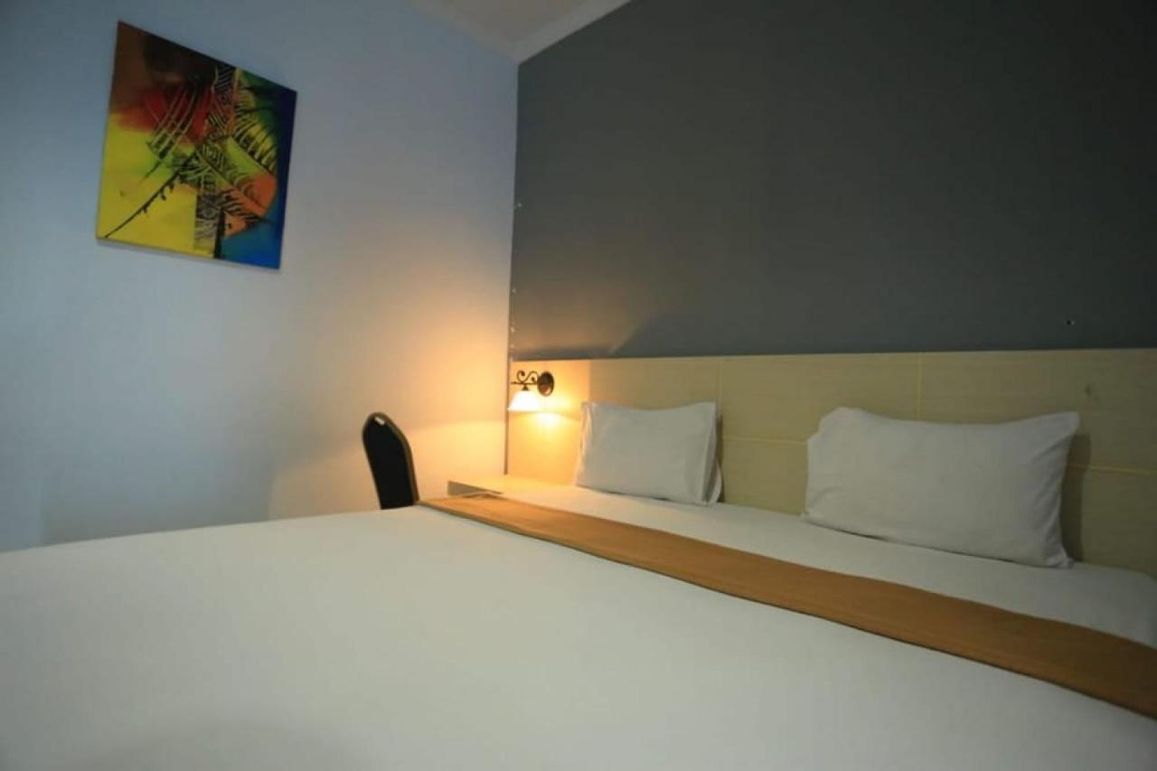 Urbanview Hotel Mulia Indah Palopo 외부 사진