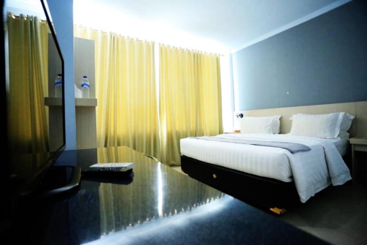 Urbanview Hotel Mulia Indah Palopo 외부 사진