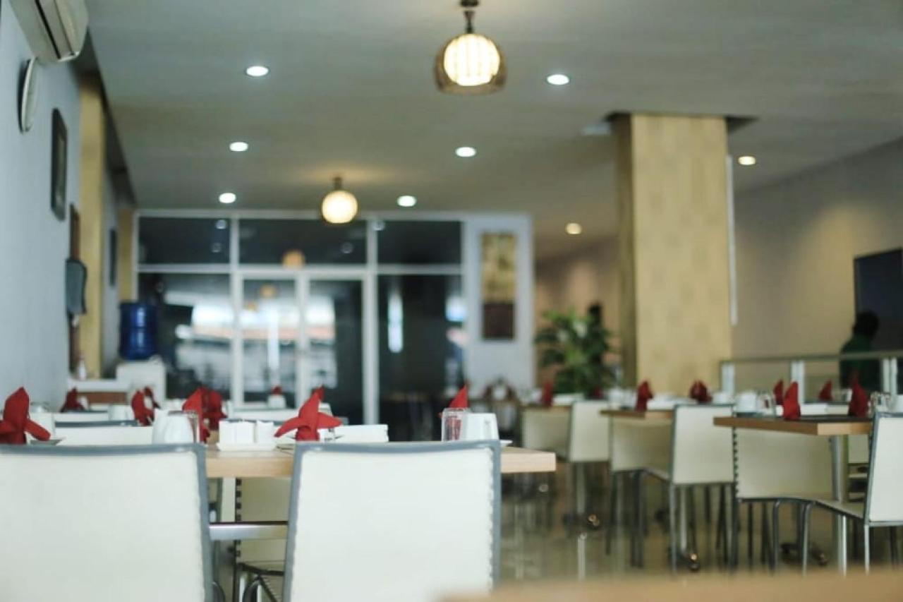 Urbanview Hotel Mulia Indah Palopo 외부 사진